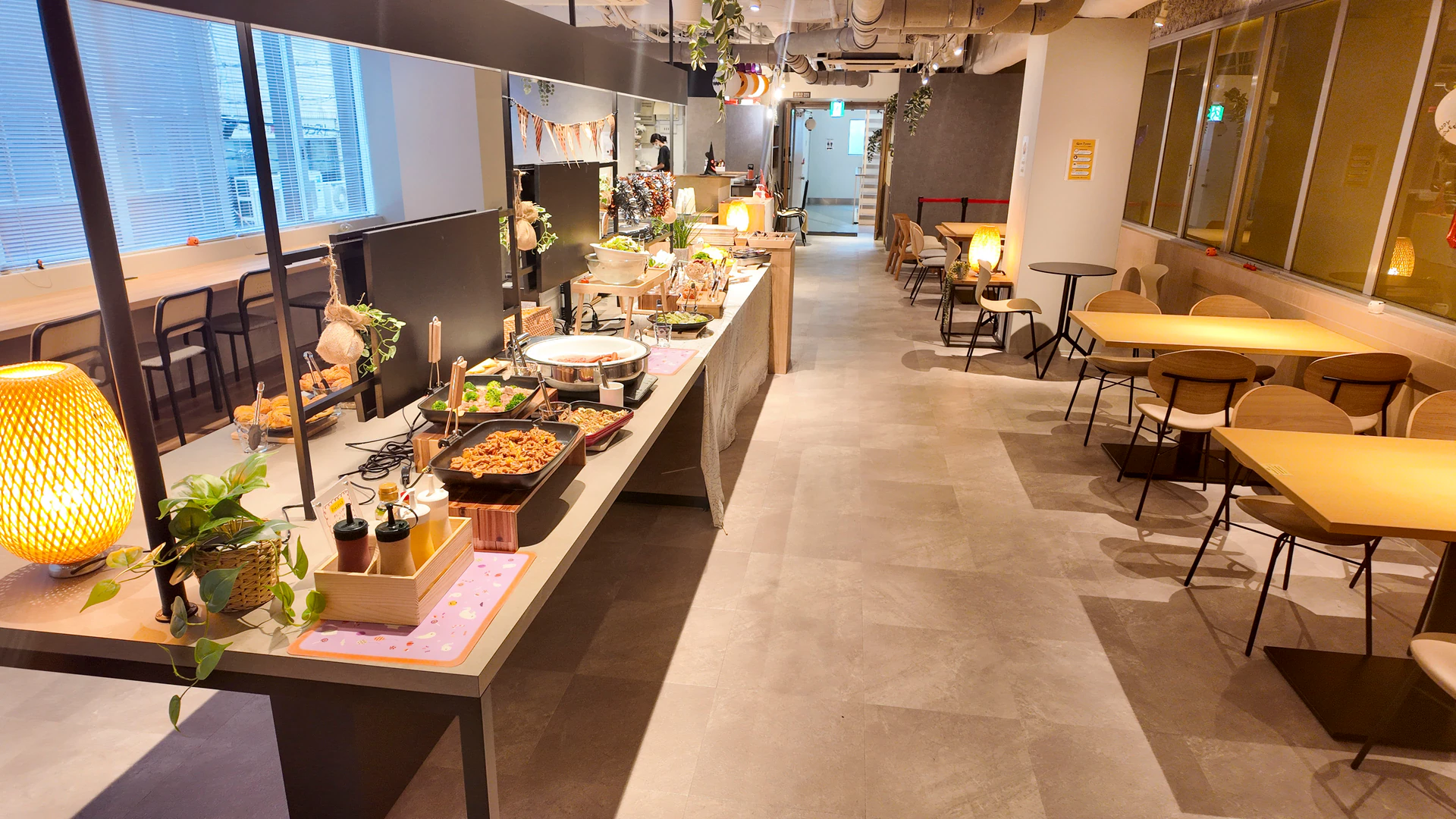 SAKIMOTO BUILDING 2층 레스토랑의 조식 뷔페 카운터와 좌석