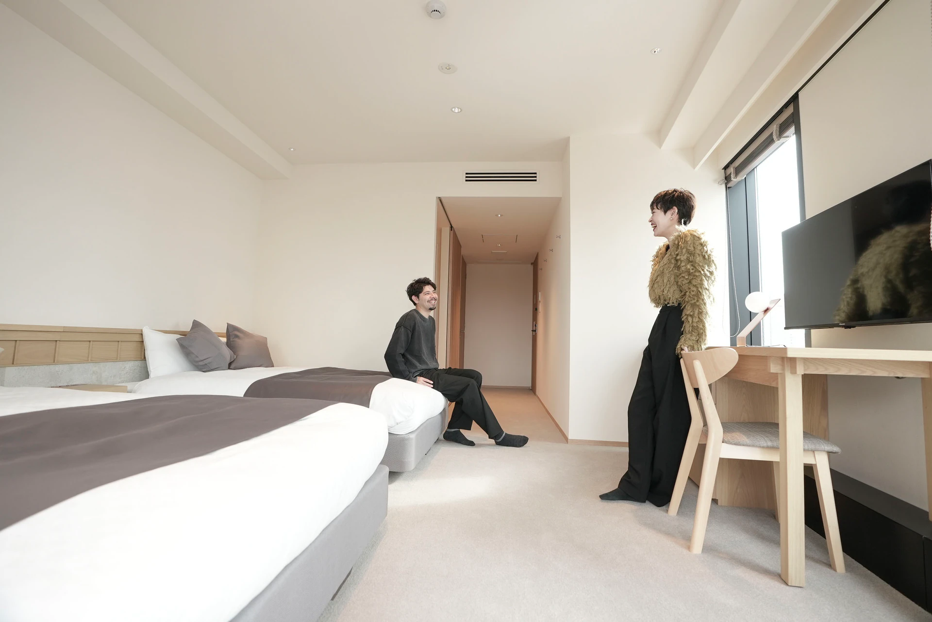 호텔 에스프레소 사우스 II 스탠다드 쿼드러플룸. 침대 2개, 데스크, 벽걸이 TV, 블라인드가 있는 창
